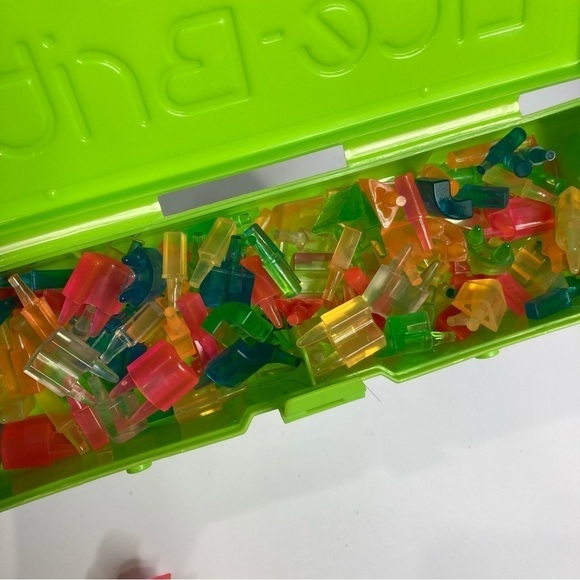 Box of light bright pegs - Picture 4 of 5